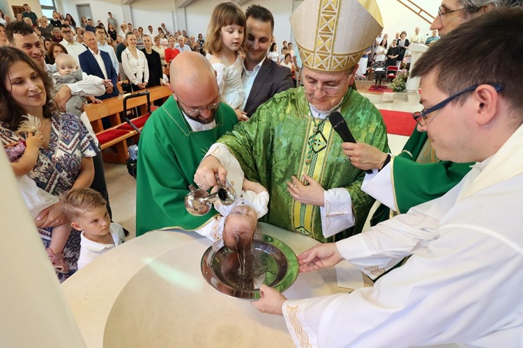 Biskup Šaško krstio sedmo dijete obitelji Lovrenović i četvrto dijete obitelji Ivić